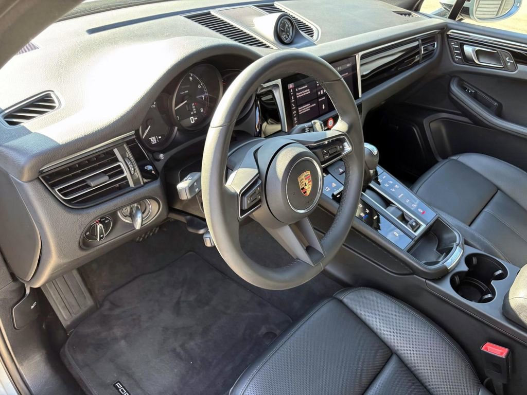 Certified 2025 Porsche Macan image 25