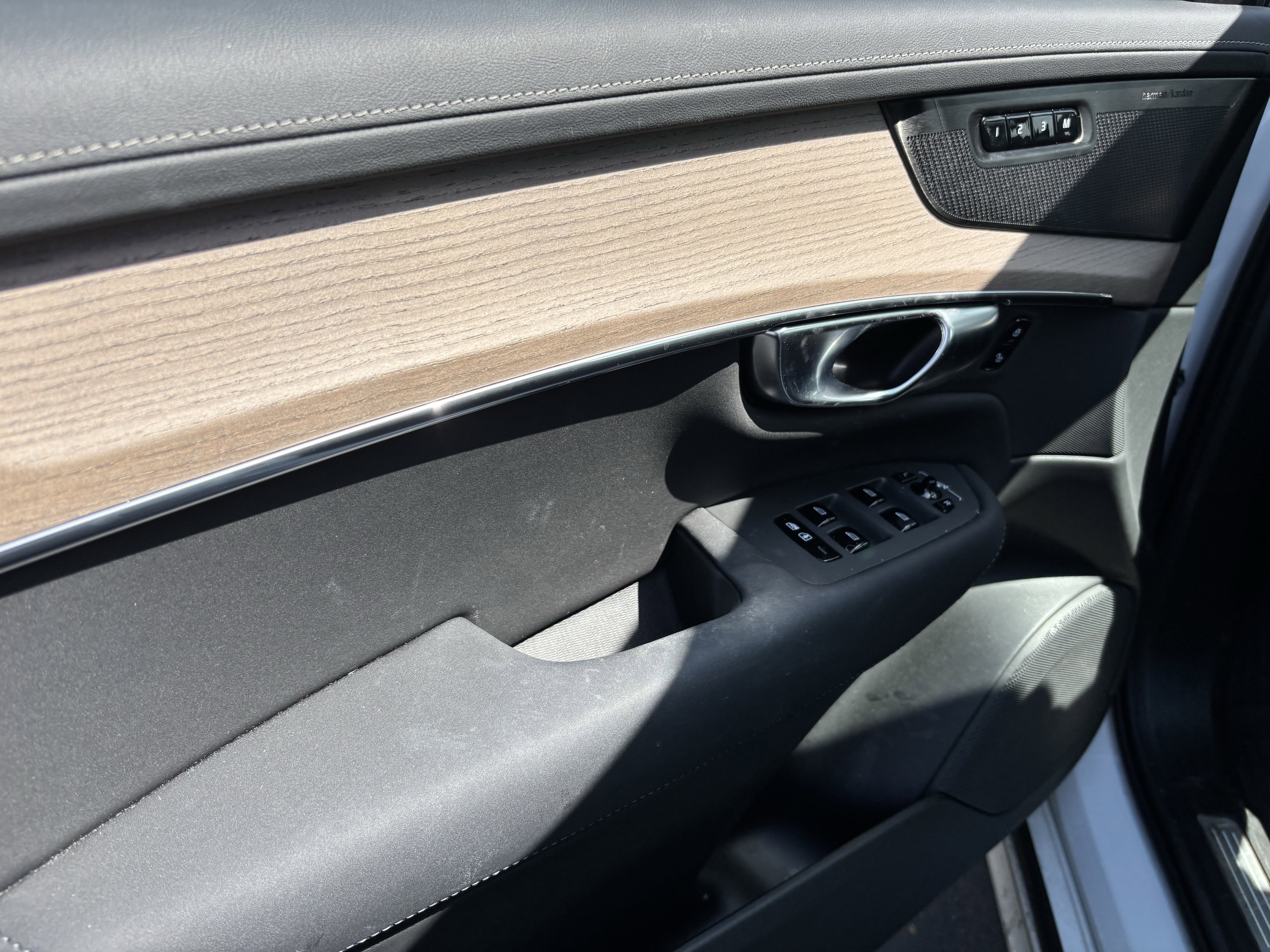 Used 2025 Volvo XC90 B6 Plus w/ Protection Package Premier image 15