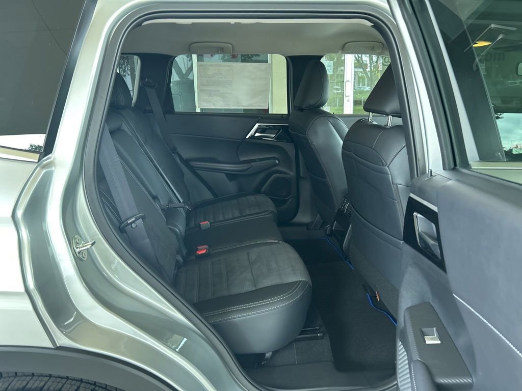 New 2025 Mitsubishi Outlander SE image 26