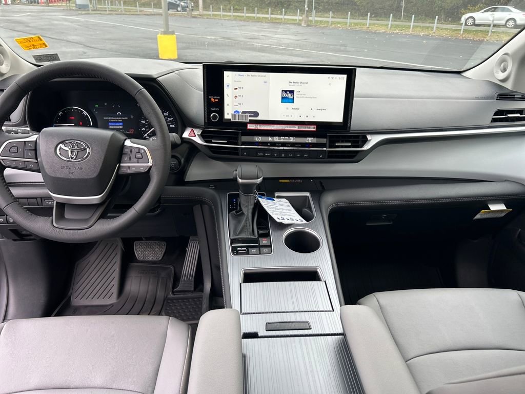New 2025 Toyota Sienna XLE image 12