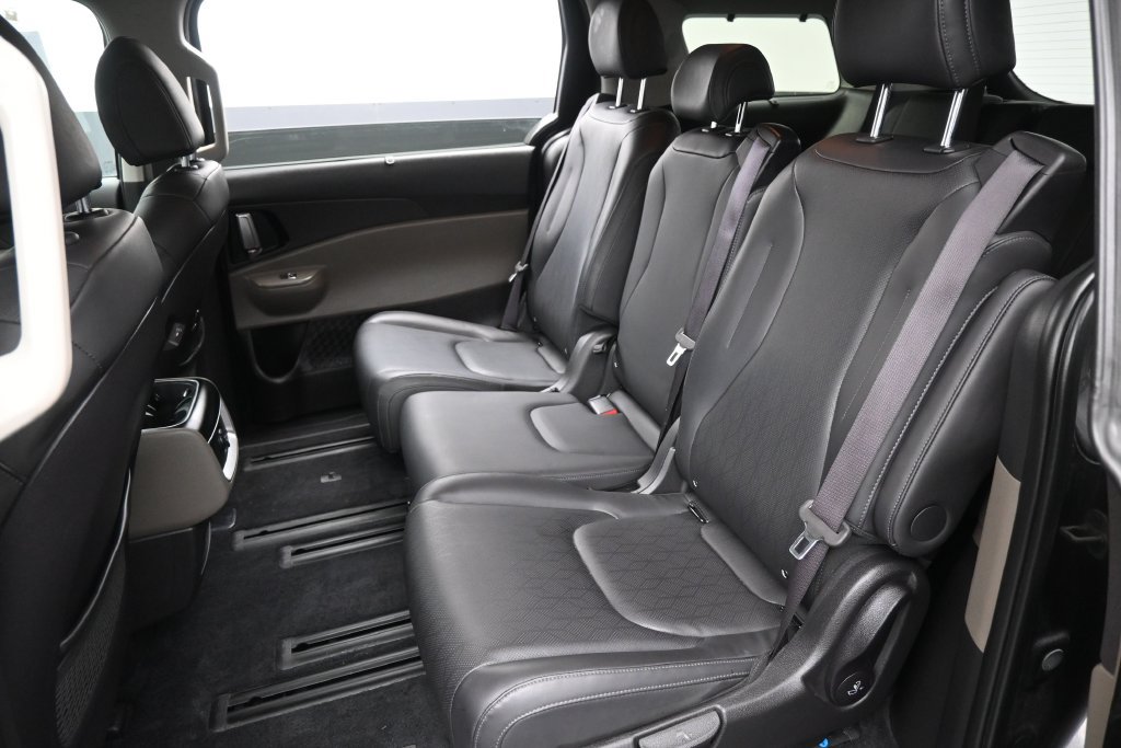 Used 2025 Kia Carnival EX FWD image 23