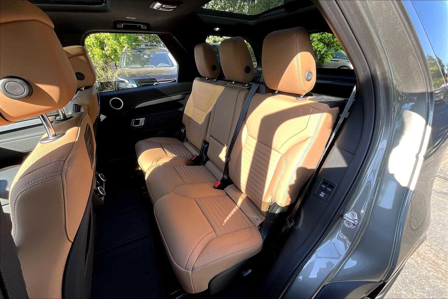 New 2025 Land Rover Discovery Dynamic SE image 12