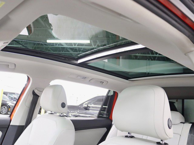 Used 2018 Volkswagen Tiguan SE w/ Panoramic Sunroof Package FWD image 28