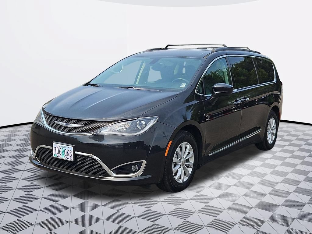 Used 2017 Chrysler Pacifica Touring-L FWD image 2