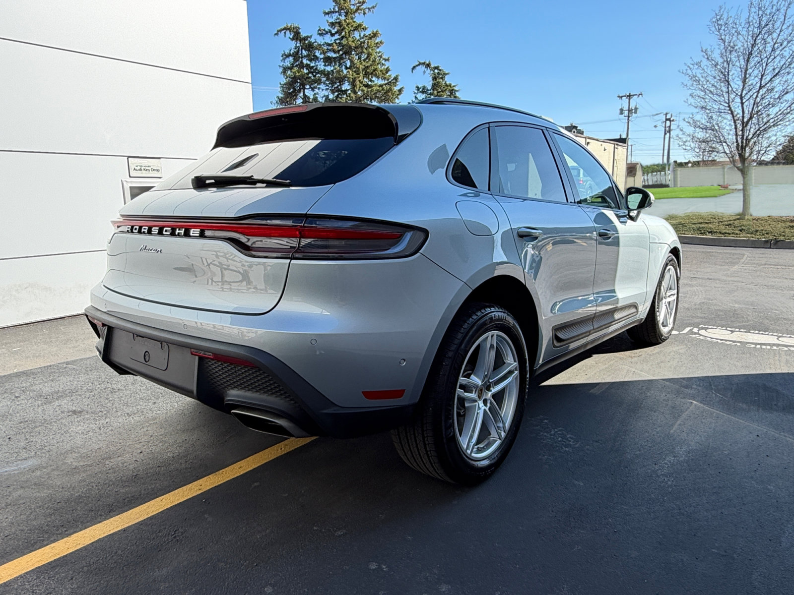 Used 2025 Porsche Macan AWD/4WD image 13