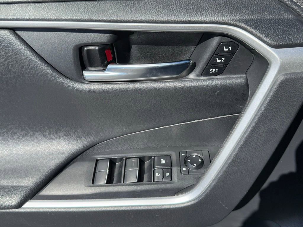 Used 2021 Toyota RAV4 Limited image 16