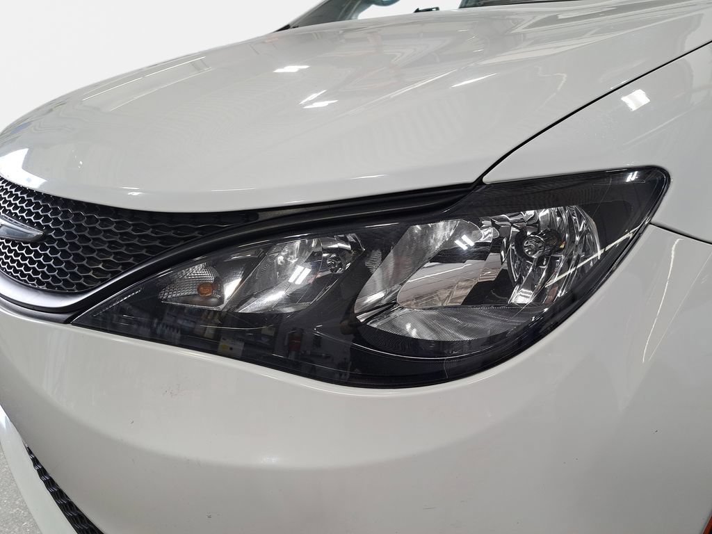 Used 2023 Chrysler Voyager LX FWD image 30