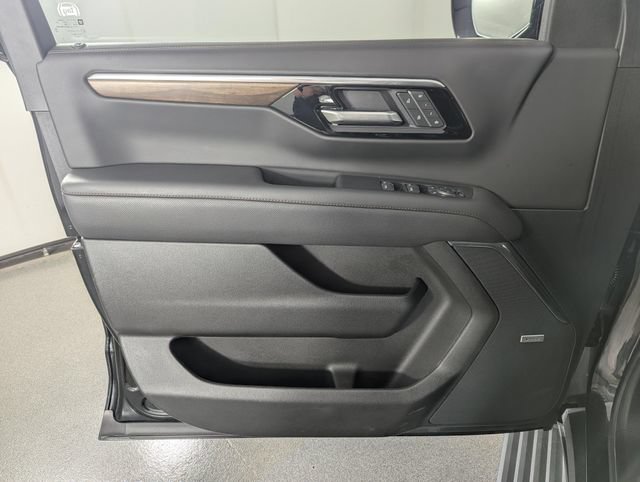 Used 2025 Chevrolet Suburban High Country AWD/4WD image 13