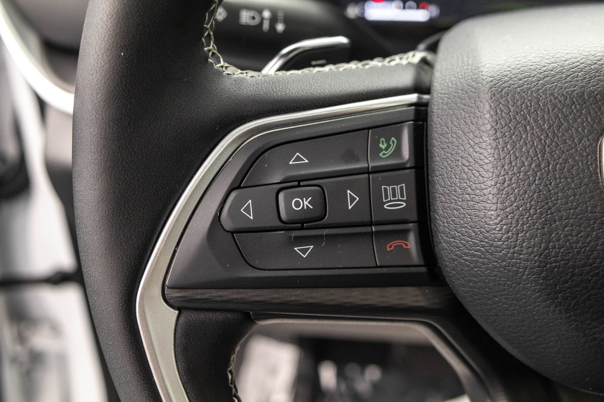 Used 2023 Jeep Grand Cherokee L Laredo AWD/4WD image 19