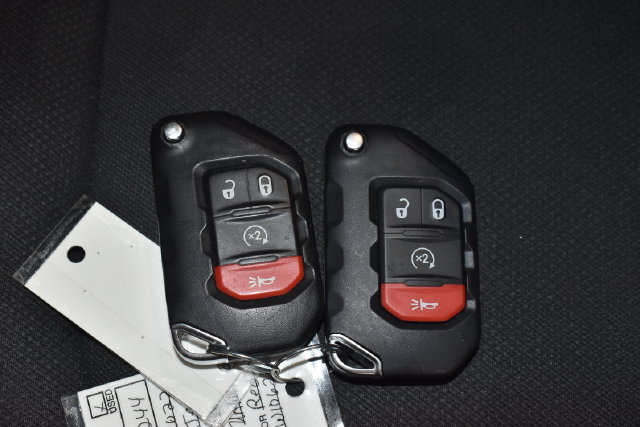 Used 2022 Jeep Wrangler Unlimited Sahara w/ Dual Top Group AWD/4WD image 34