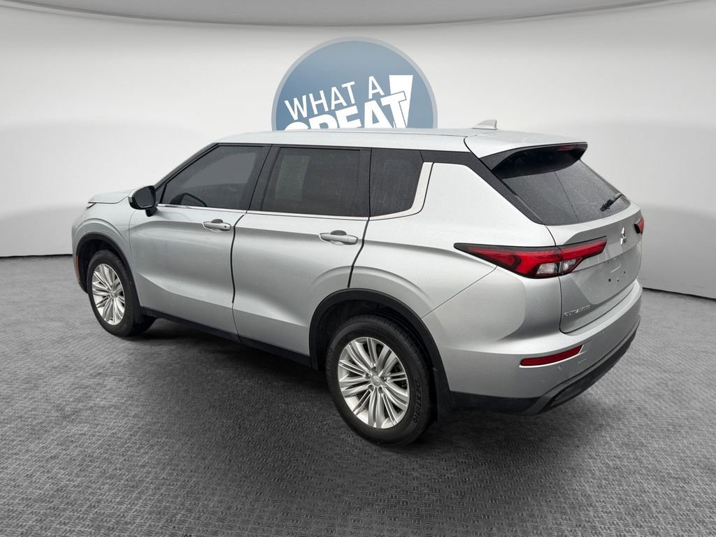 Used 2023 Mitsubishi Outlander ES image 6