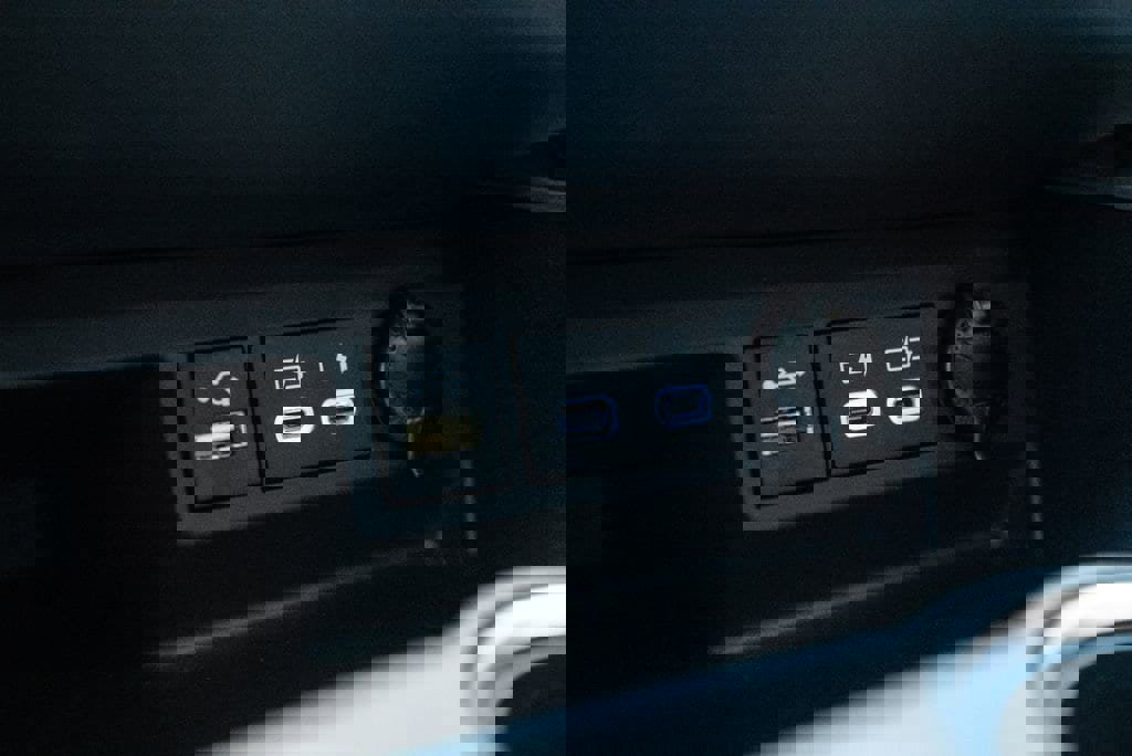 Used 2023 Toyota Highlander XLE AWD/4WD image 28