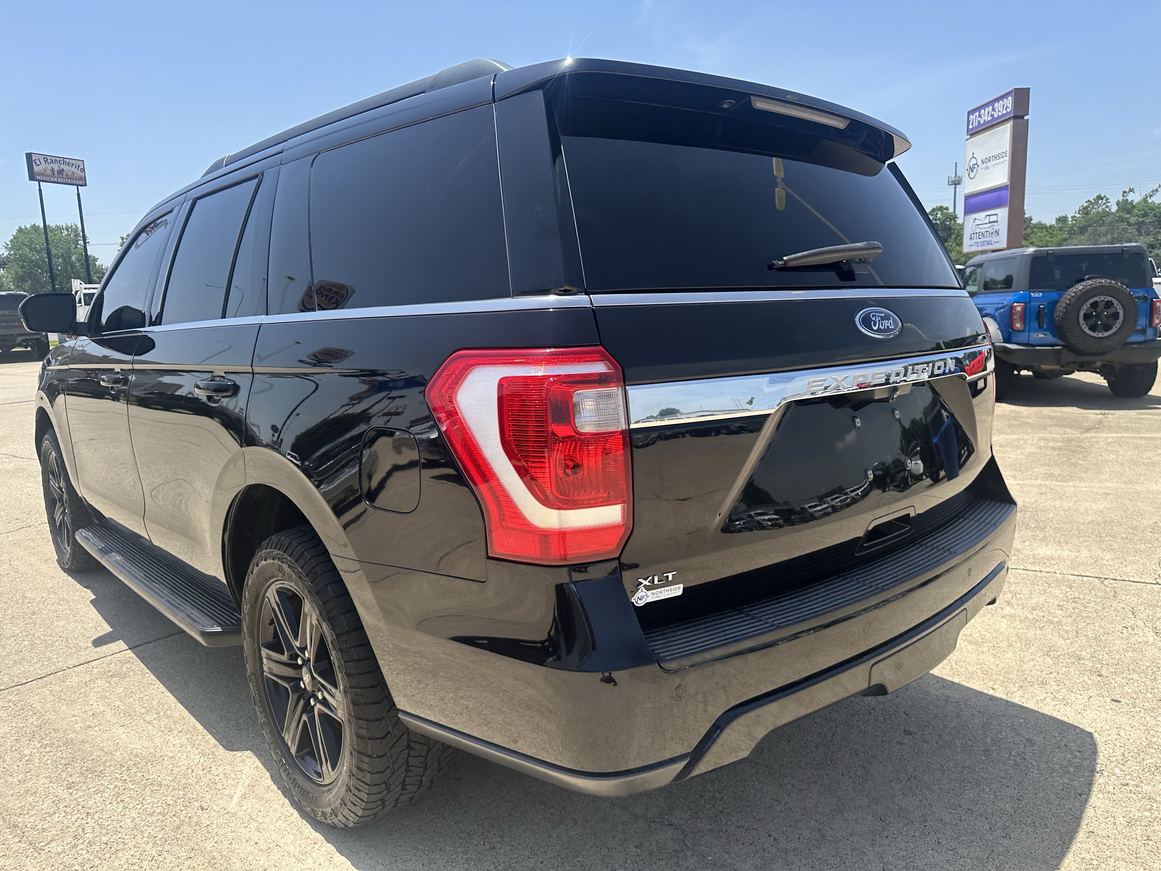 Used 2021 Ford Expedition XLT w/ Black Accent Package AWD/4WD image 6