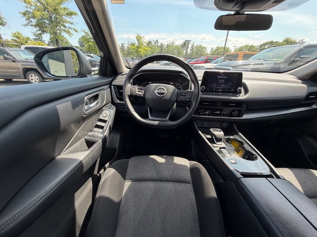 Used 2025 Nissan Rogue SV FWD image 19