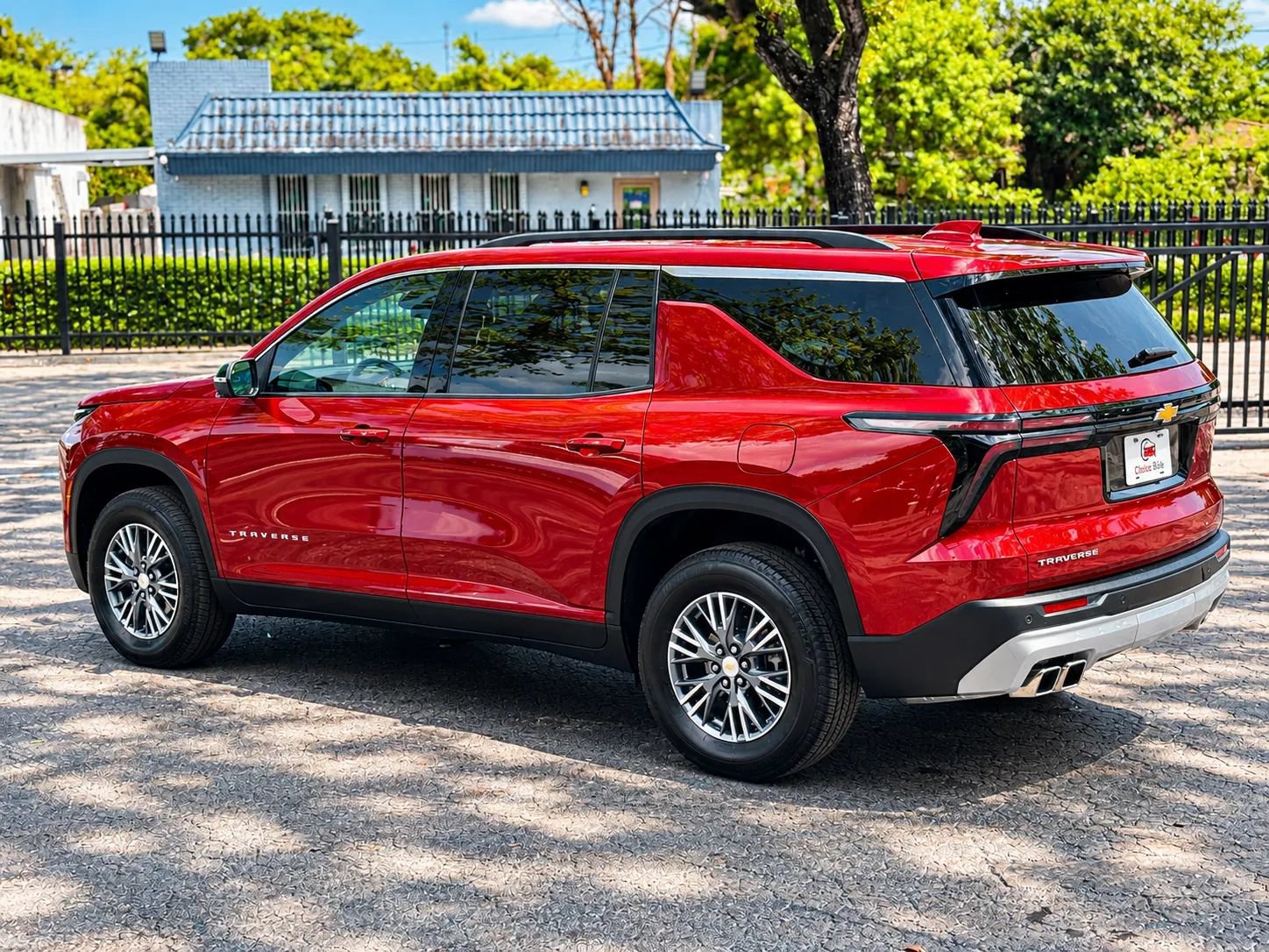 Used 2025 Chevrolet Traverse LT w/ Driver Confidence Package FWD image 6