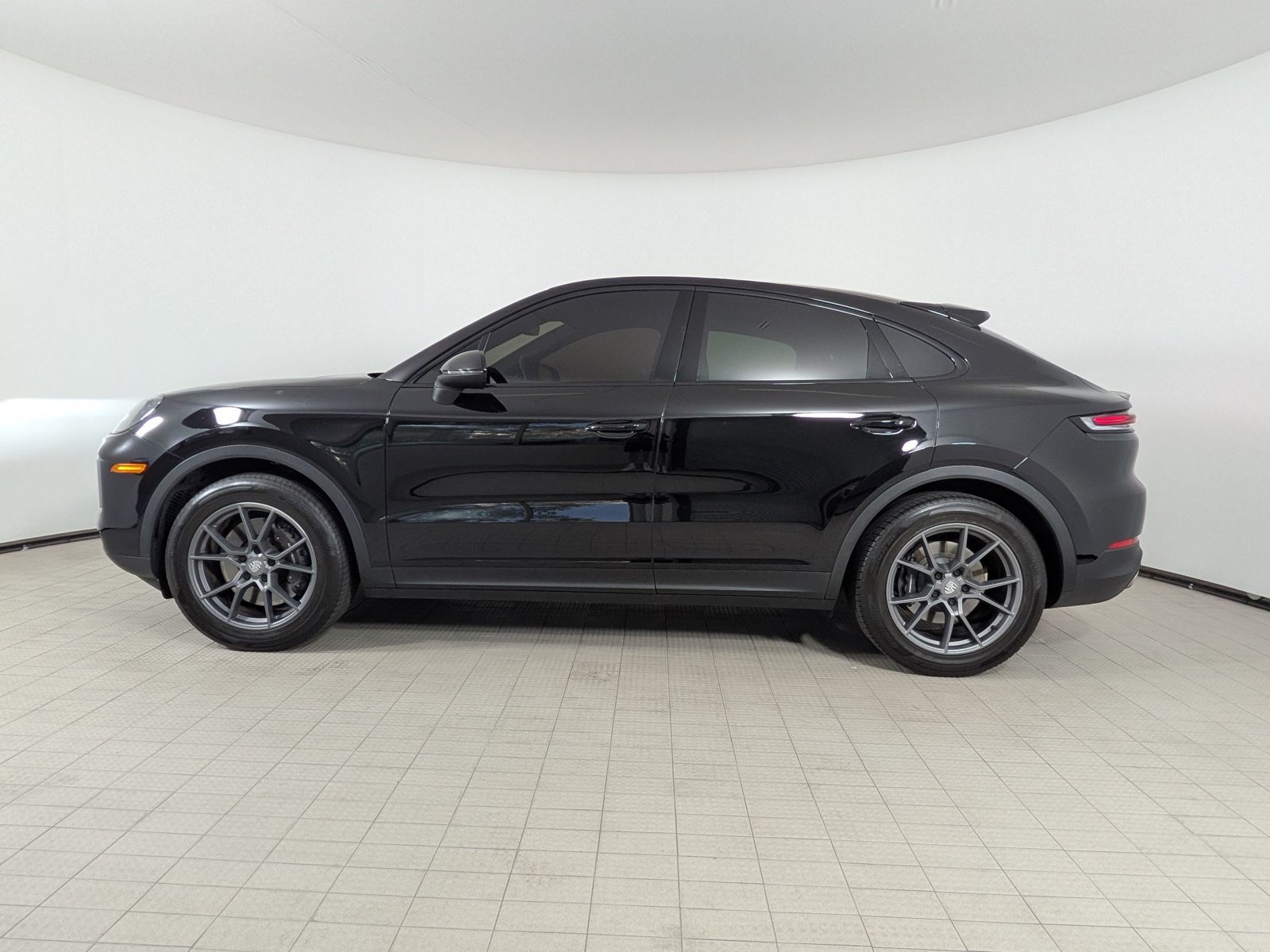 Certified 2024 Porsche Cayenne Coupe AWD/4WD image 2