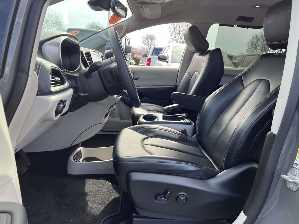 Used 2023 Chrysler Pacifica Touring-L image 11