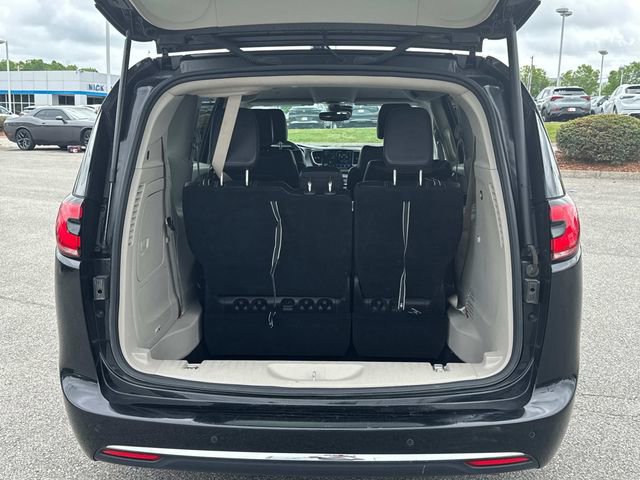 Used 2024 Chrysler Pacifica Limited FWD image 13