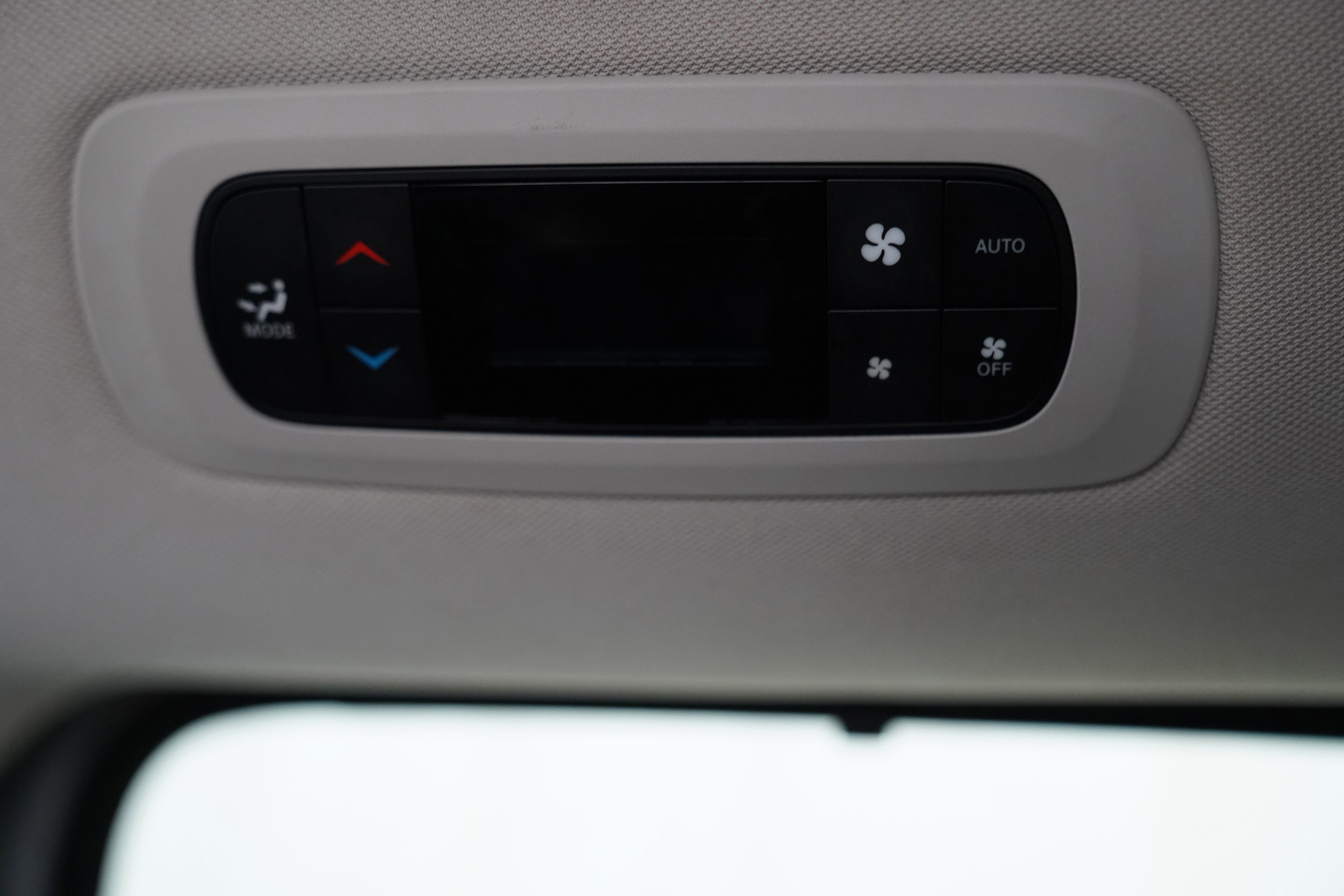 Used 2024 Chrysler Pacifica Touring-L FWD image 6