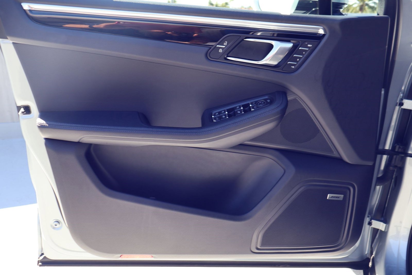 Certified 2025 Porsche Macan image 13