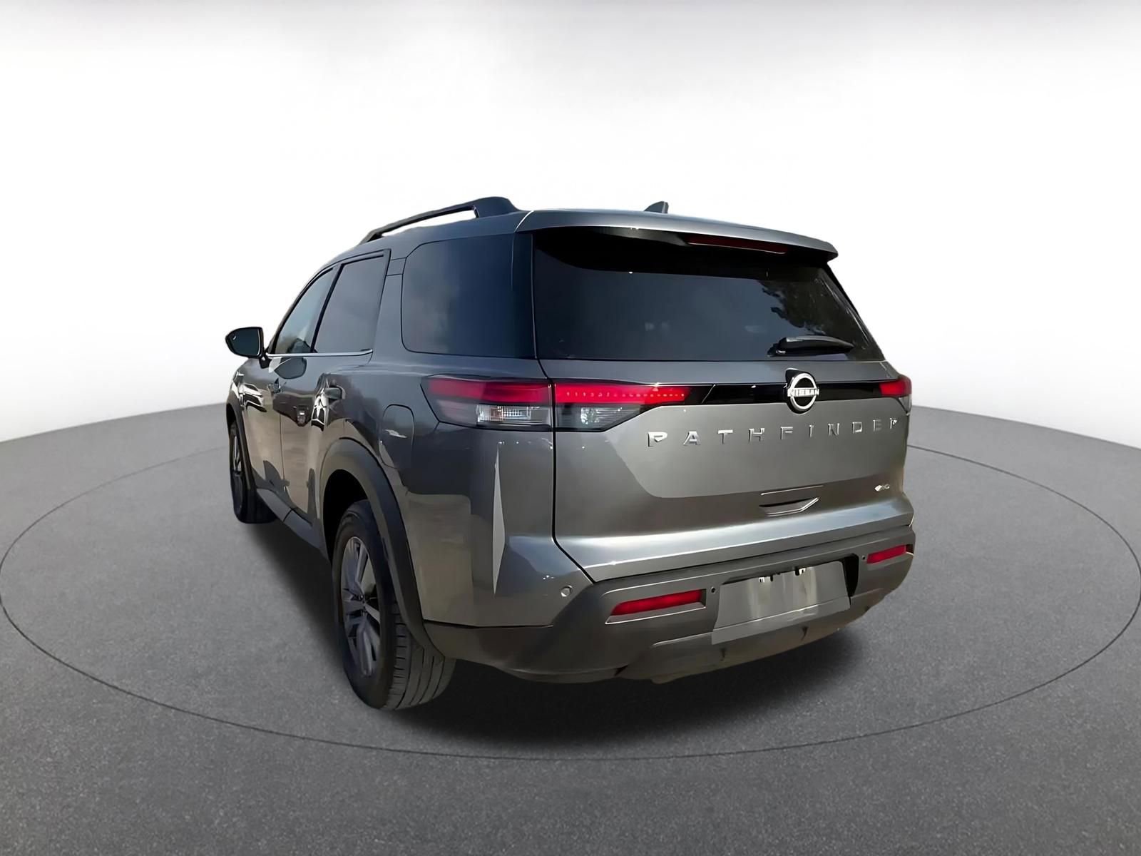 Used 2025 Nissan Pathfinder SV image 11
