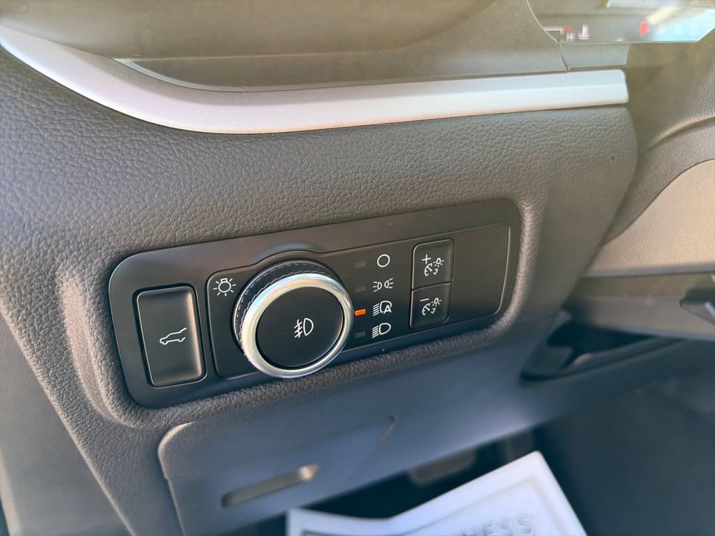 Used 2024 Ford Explorer XLT w/ Equipment Group 202A AWD/4WD image 17