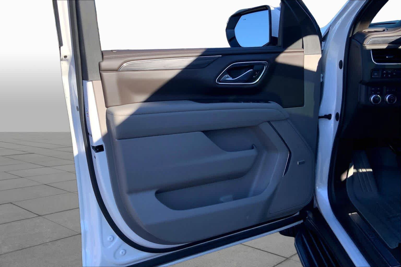 Used 2023 GMC Yukon SLT w/ SLT Premium Package AWD/4WD image 19