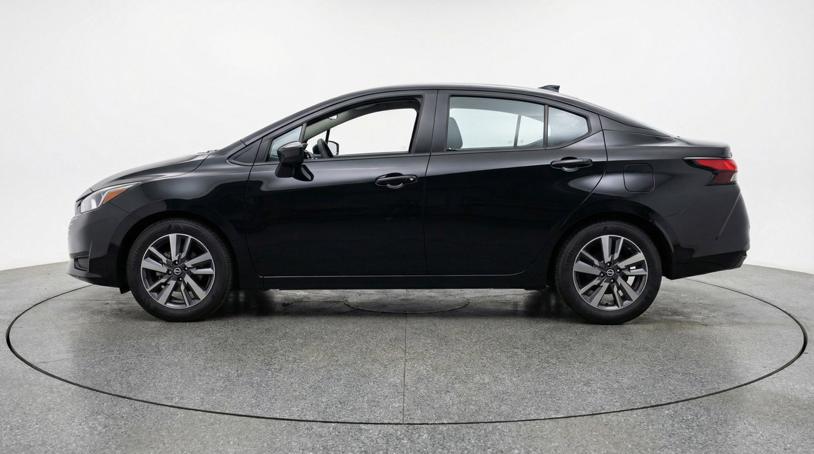 Used 2025 Nissan Versa SV FWD image 5