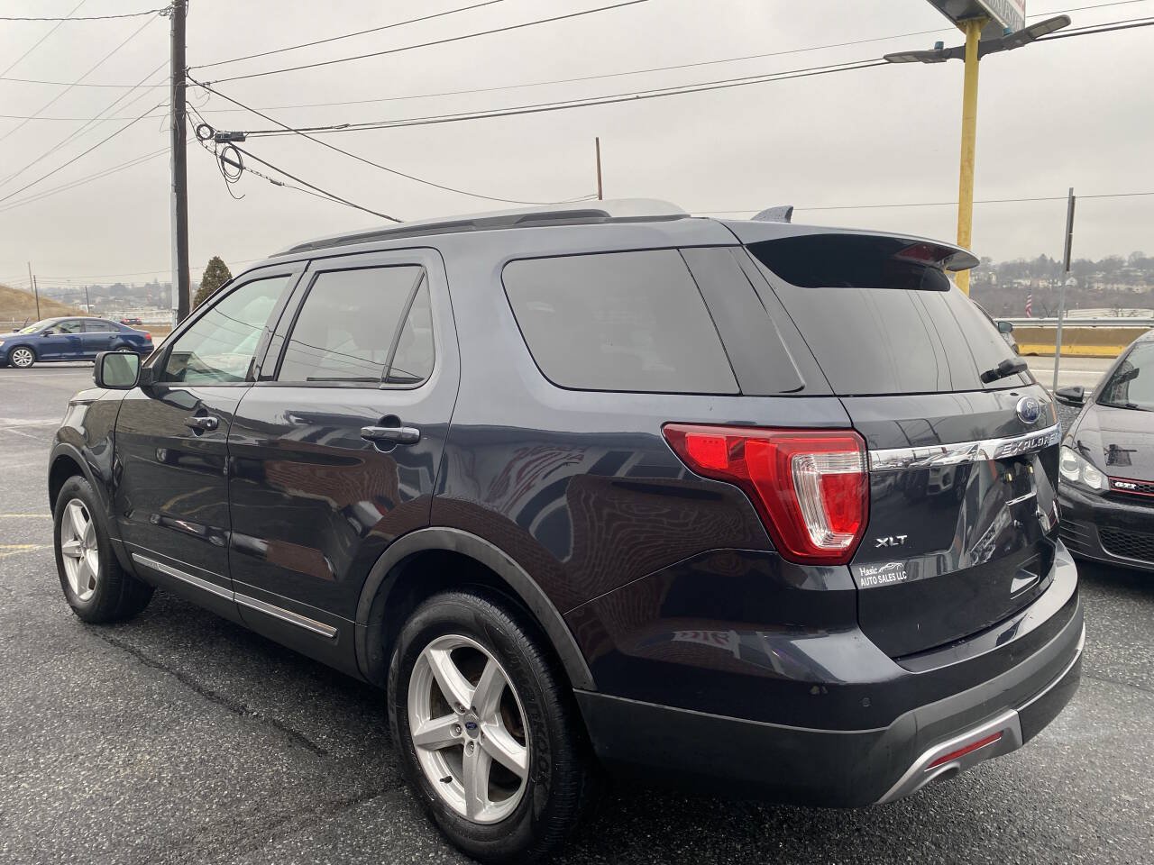 Used 2017 Ford Explorer XLT w/ Equipment Group 202A AWD/4WD image 10
