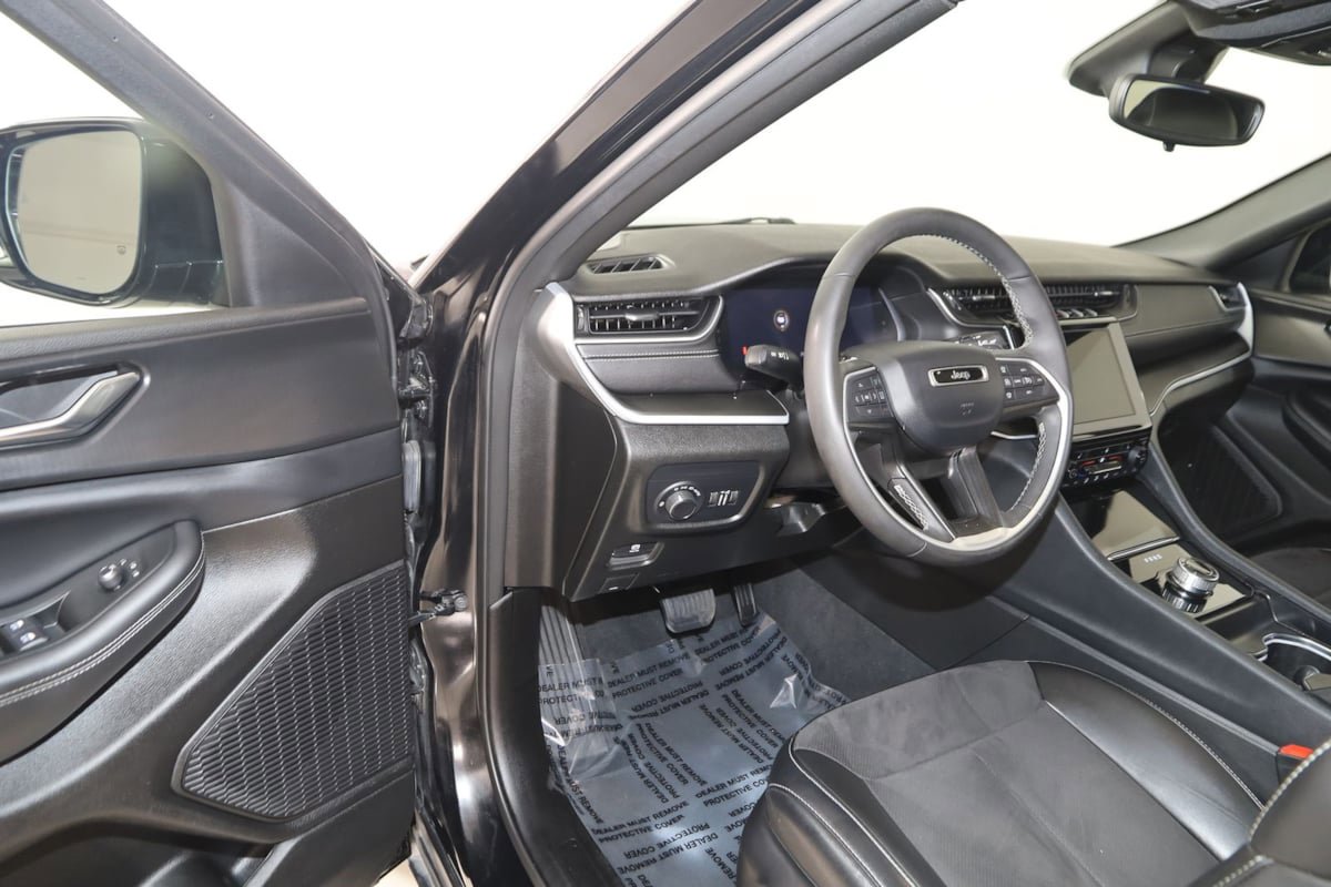 Used 2024 Jeep Grand Cherokee Altitude AWD/4WD image 45