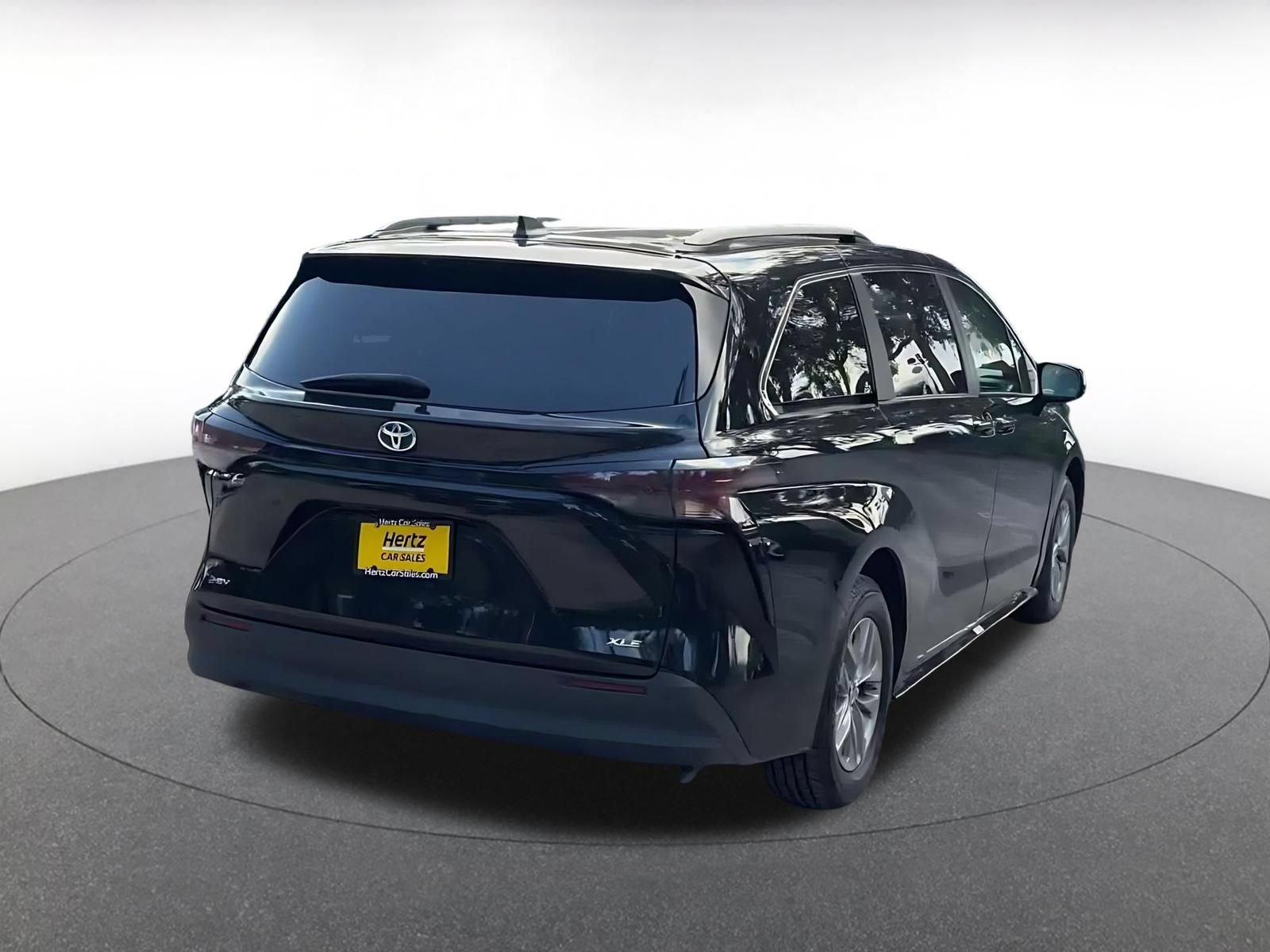 Used 2025 Toyota Sienna XLE FWD image 14