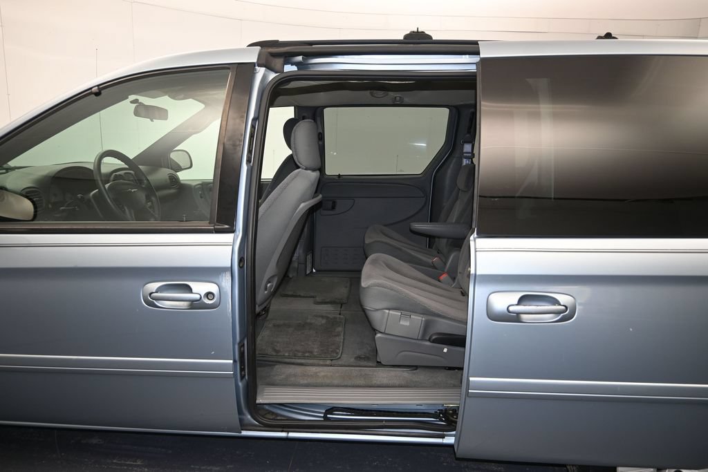 Used 2005 Chrysler Town & Country LX w/ Popular Equipment Group II FWD image 19