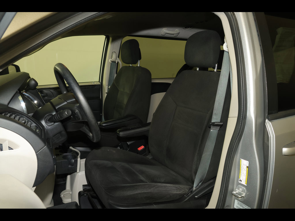 Used 2015 Dodge Grand Caravan SE w/ Quick Order Package 29E SE FWD image 2