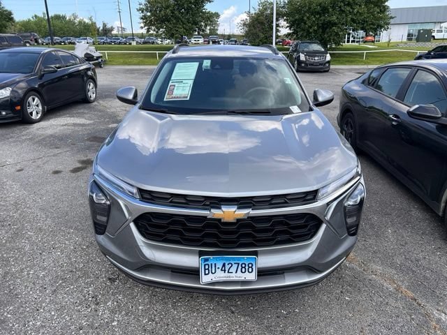 Used 2025 Chevrolet Trax LT FWD image 2