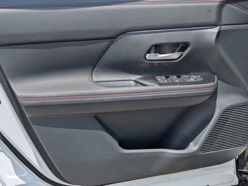 Used 2025 Nissan Kicks SR image 15