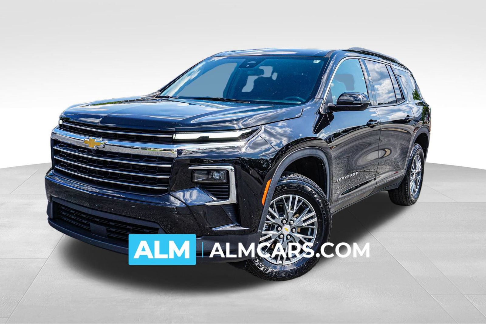 Used 2025 Chevrolet Traverse LT FWD image 1