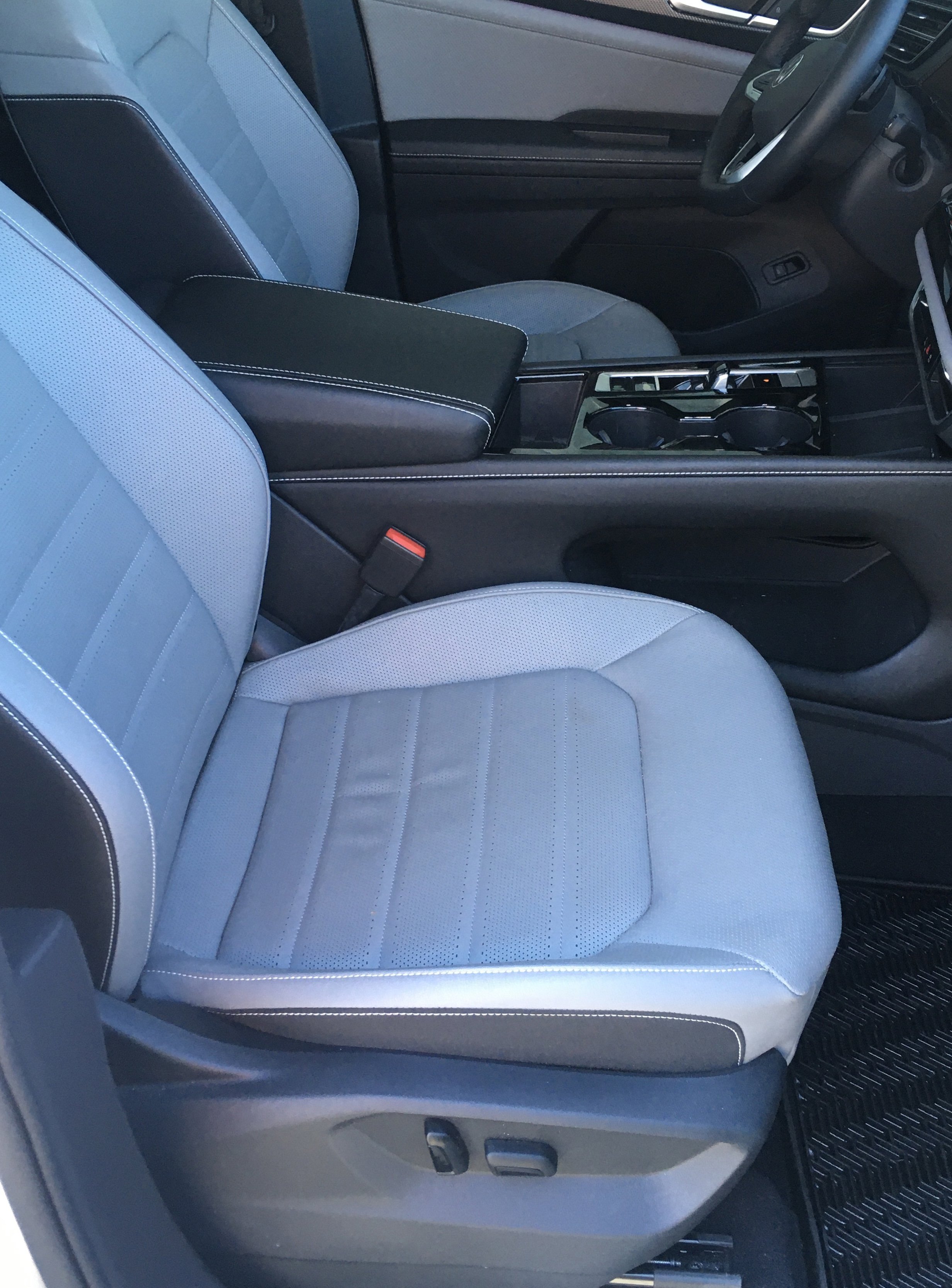 Used 2024 Volkswagen Atlas Cross Sport SEL R-Line AWD/4WD image 7