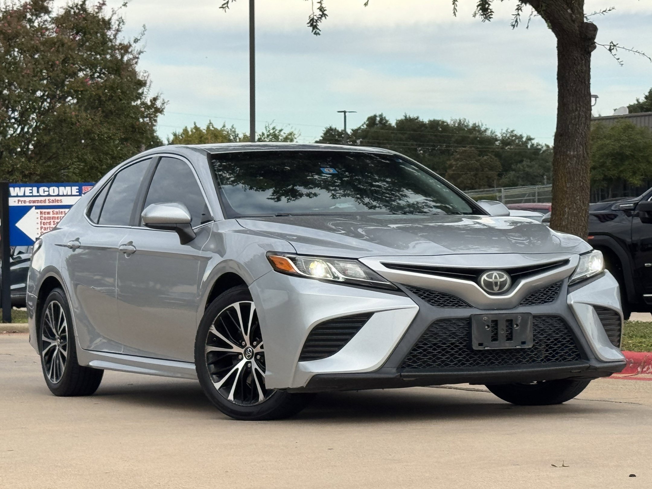 Used 2018 Toyota Camry SE FWD image 2