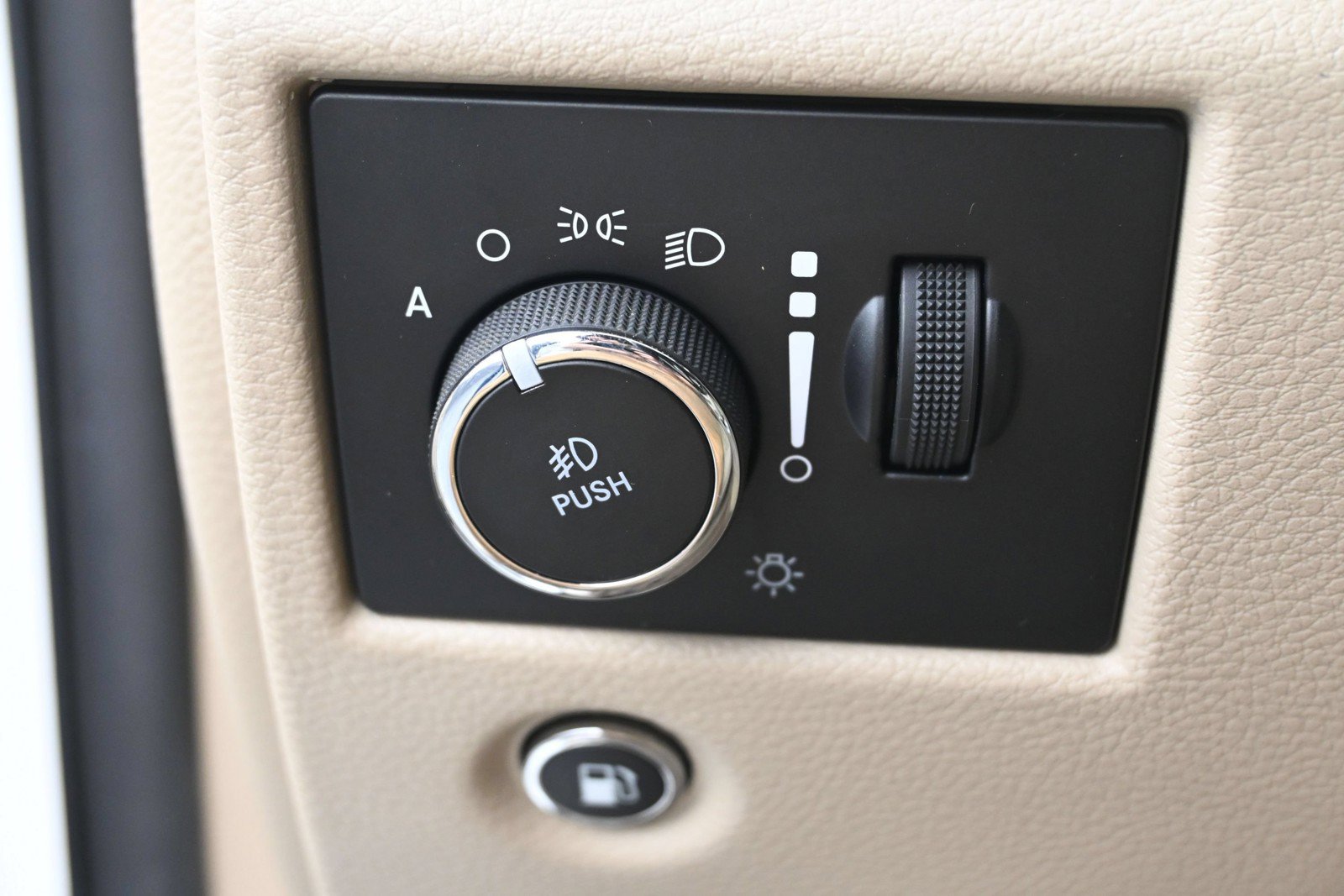 Used 2020 Jeep Grand Cherokee Overland AWD/4WD image 12