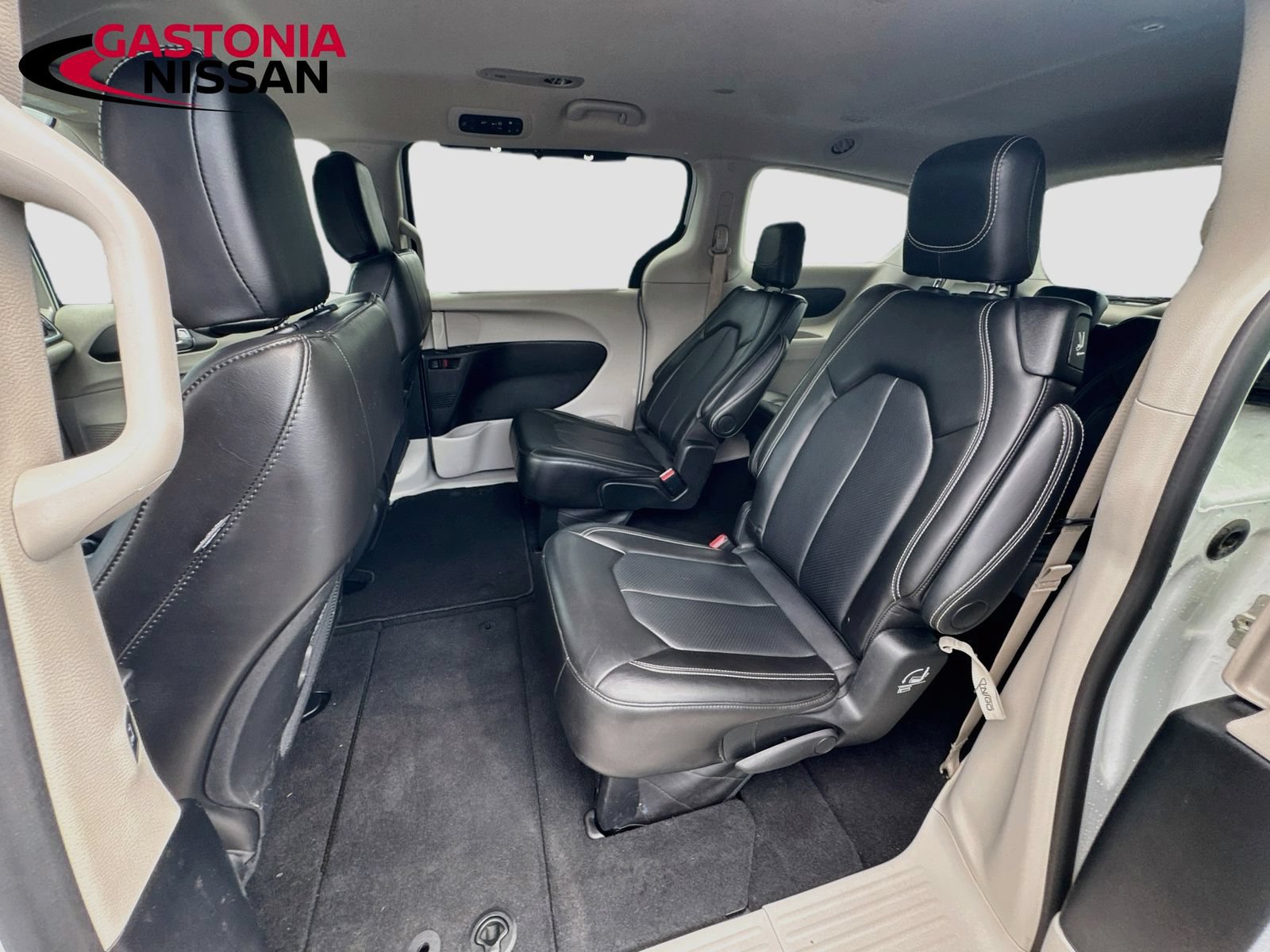 Used 2024 Chrysler Pacifica Touring-L FWD image 32
