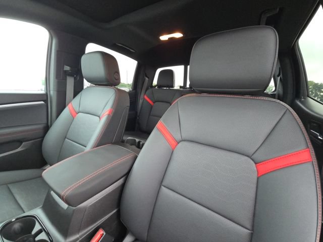 Used 2025 Chevrolet Colorado Z71 w/ Technology Package AWD/4WD image 22