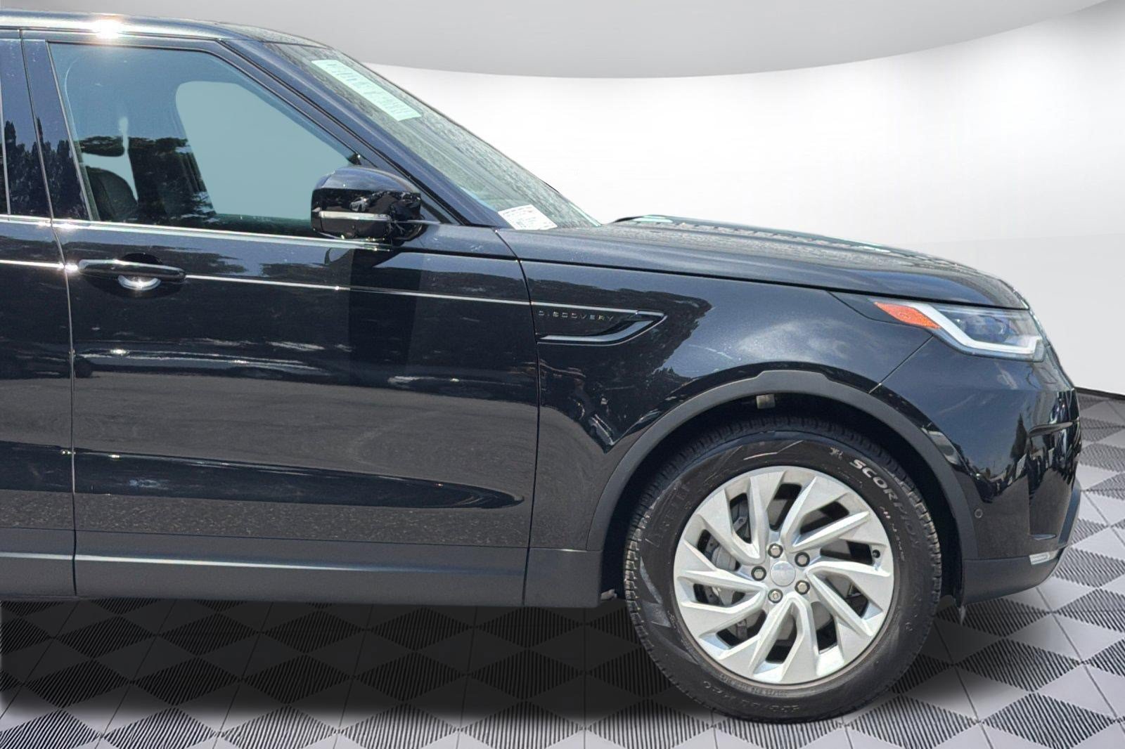 Certified 2025 Land Rover Discovery S AWD/4WD image 36