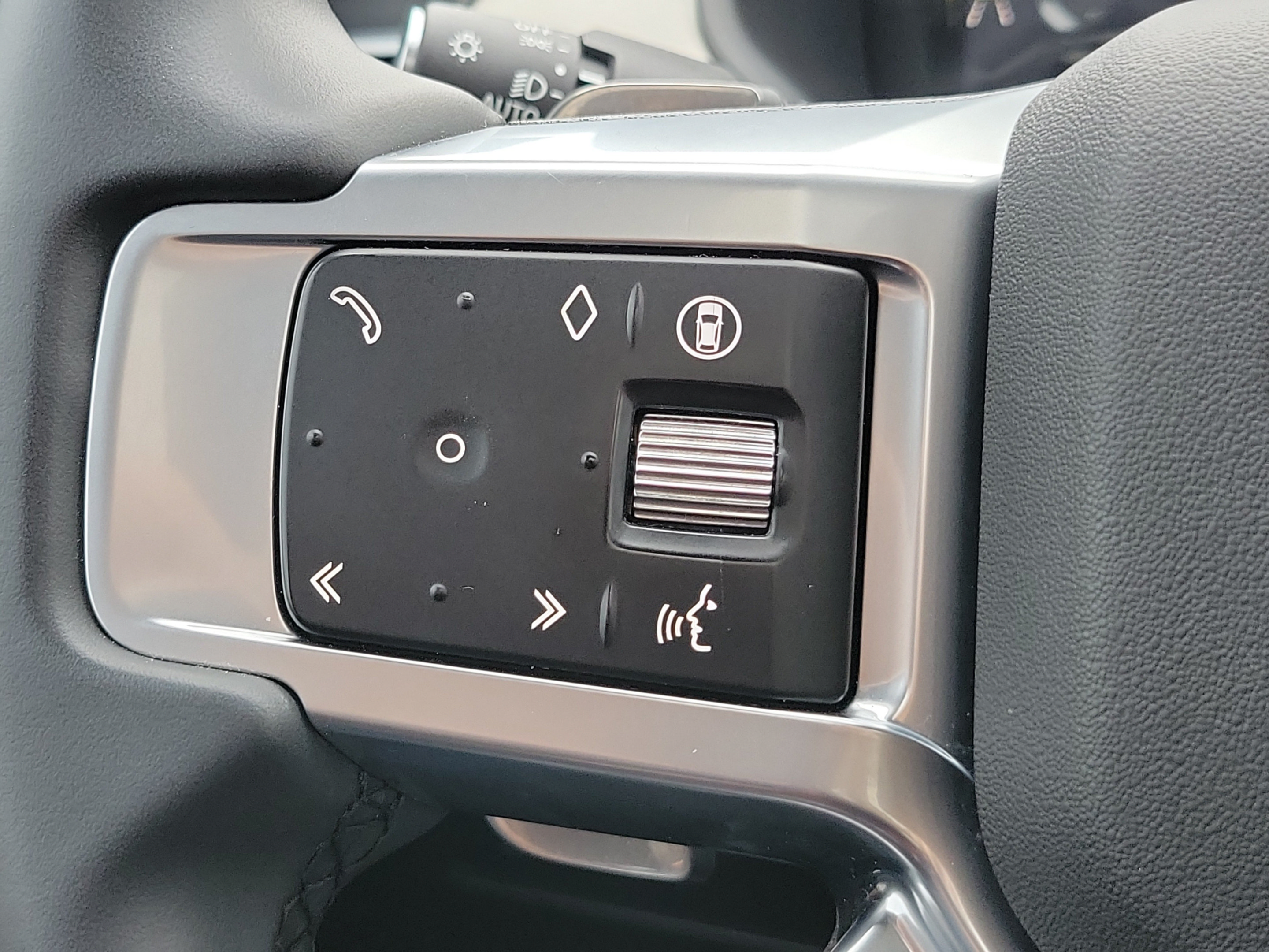 Used 2024 Land Rover Discovery Dynamic SE AWD/4WD image 24