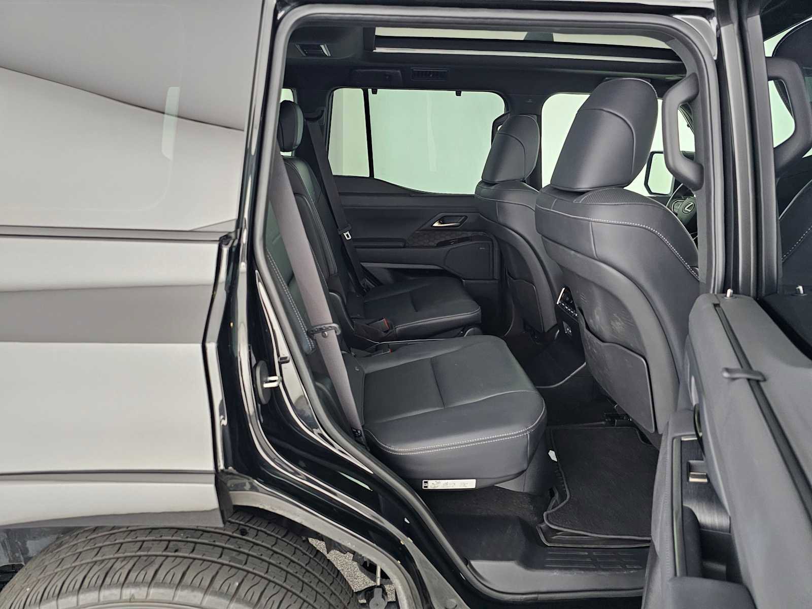 Used 2024 Lexus GX 550 w/ Accessory Package (2T) image 12