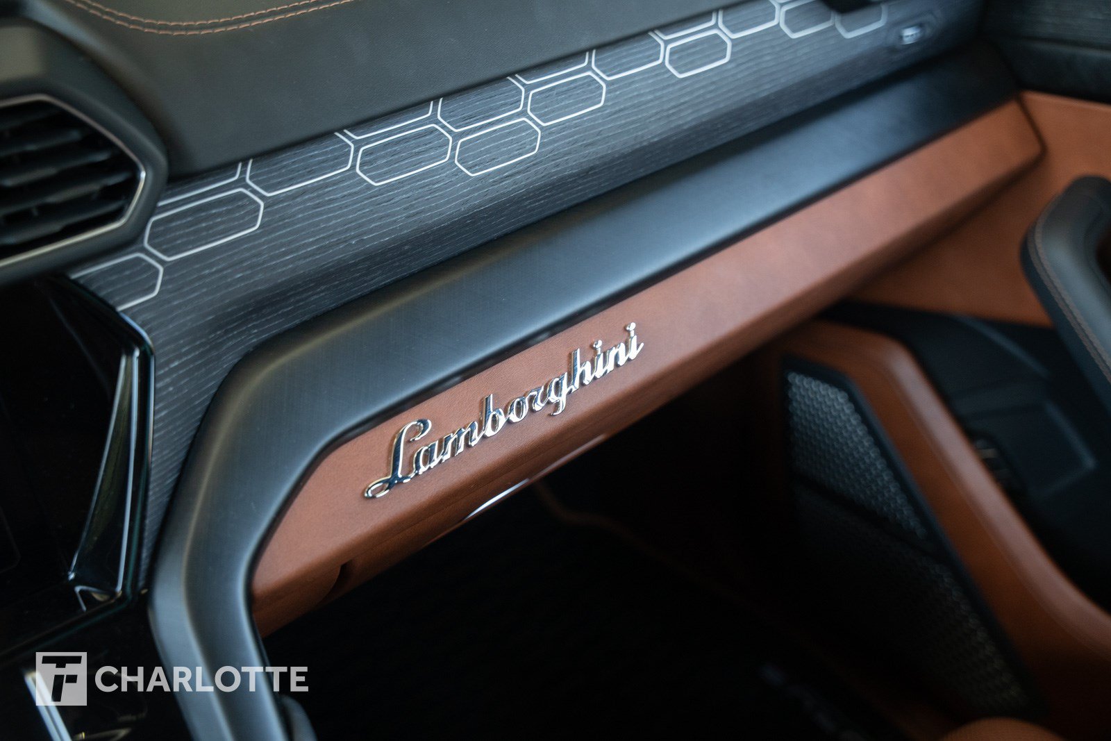 Used 2021 Lamborghini Urus AWD/4WD image 28