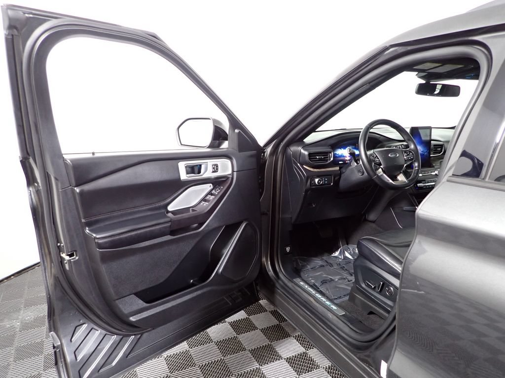 Used 2020 Ford Explorer Platinum w/ Premium Technology Package AWD/4WD image 24