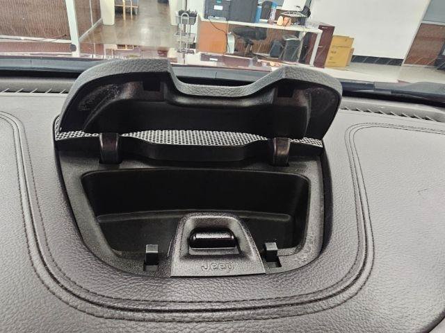 Used 2019 Jeep Cherokee Latitude Plus w/ Comfort/Convenience Group FWD image 16
