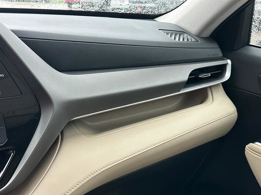 Certified 2024 Toyota Highlander XLE image 30