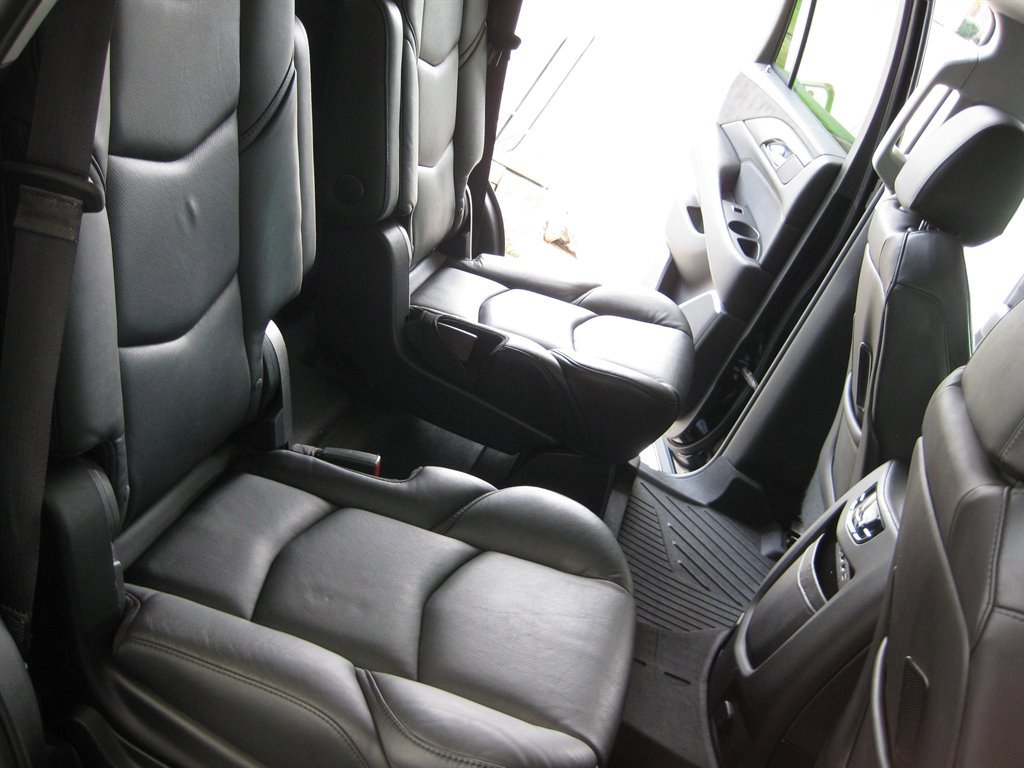 Used 2019 Cadillac Escalade Premium Luxury w/ Escalade Sport Edition image 40