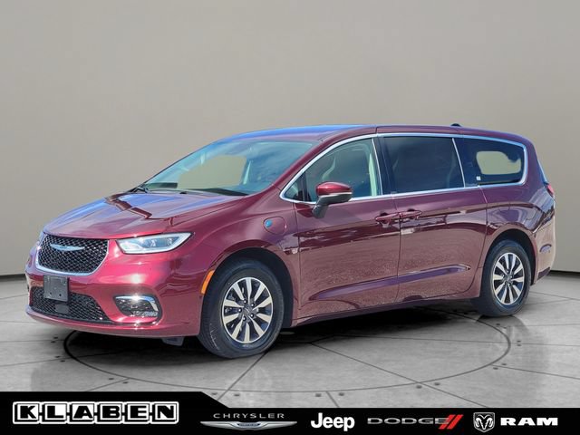 Used 2023 Chrysler Pacifica Touring-L FWD image 1